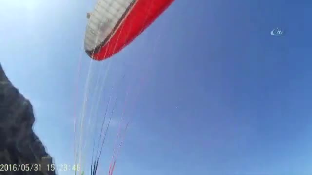 Yamaç paraşütçüsüne kartal saldırısı