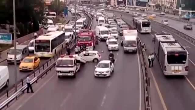 Trafik kazası E-5'te trafiği felç etti