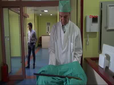 Göğsünden girip, sırtından çıkan demirden ameliyatla kurtuldu