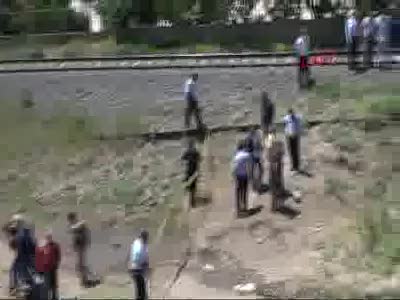 Demiryolundan geçerken tren altında öldü