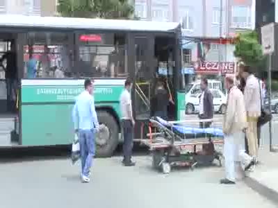 Halk otobüsünde düşen 8 aylık hamile kadın, hastaneye yetiştirildi