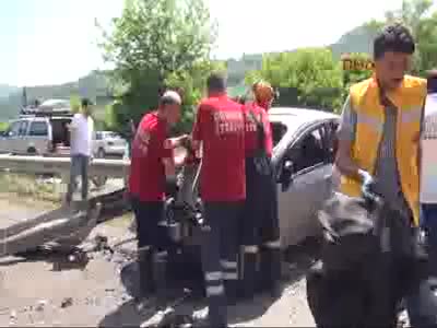 Bariyere 'ok' gibi saplanan otomobilin sürücüsü öldü