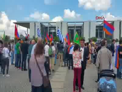 Berlin Meclisi önünde sözde 'soykırım' kararına destek gösterisi