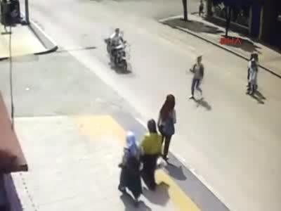 Ordu'daki motosiklet kazası anı güvenlik kamerasına yansıdı