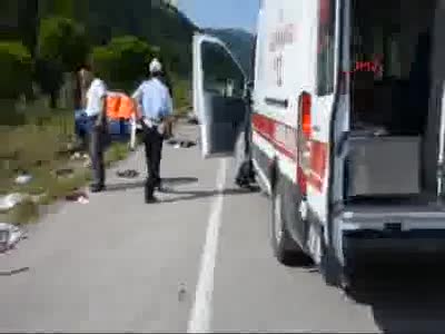 Memlekete dönüş yolunda kaza: 1 ölü, 2 yaralı