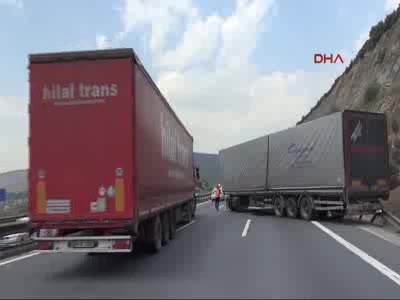Arızalanan Tır'ı tamir etmeye çalışırken altında kalan sürücünün bacağı parçalandı