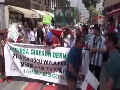 Bursa'da maket ineği gören selfi çekmek için yarıştı