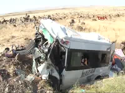 Diyarbakır'da minibüs devrildi, 6 kişi öldü, 4 kişi yaralandı - 2