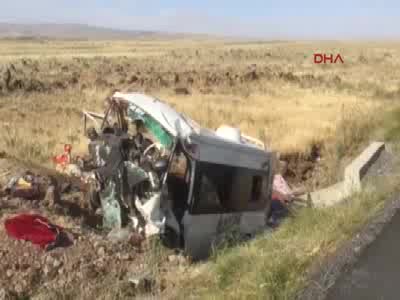 Diyarbakır'da minibüs devrildi, 6 kişi öldü, 4 kişi yaralandı - 1