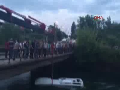 Öğrenci otobüsü sulama kanalına devrildi 7 öğrenci öldü
