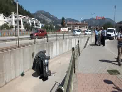 Kediye çarpmamak için otomobiliyle kanala uçtu