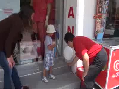 Alışverişte kaybolan 4 yaşındaki çocuk ailesine teslim edildi