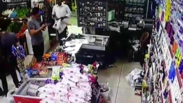 Silahlı soyguncu marketi böyle soydu