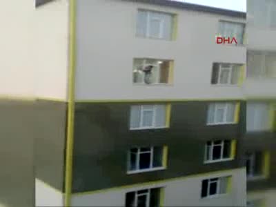 Niğde'de Kuran kursunun camları çocuğa sildirildi