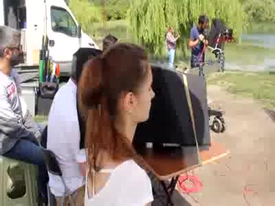 Türkücü Aydın'ın klip çektiği sete gölden yılanlar girdi