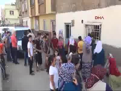 Altınlarını çaldıkları ev sahibi kadını yaralayıp kaçtılar