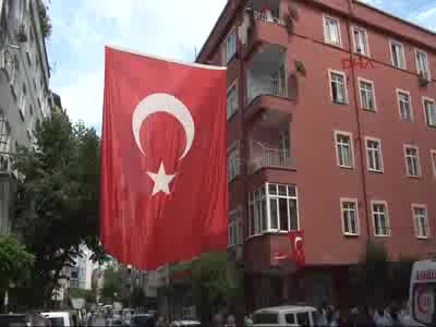 Şehit Polisin Zeytinburnu'ndaki evine ateş düştü