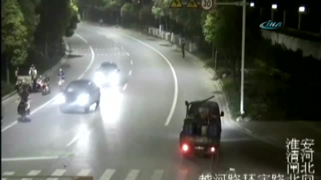 Bir anda kamyonetin altında kaldı