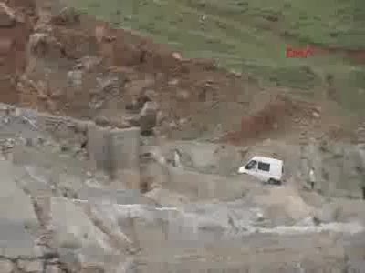 Muş'ta bomba yüklü minibüs imha edildi