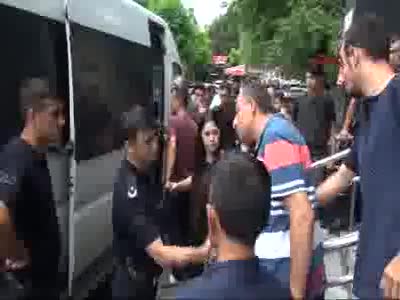 Yaralı polisler meslektaşlarının cenazesine katılmak için hastaneden çıktı