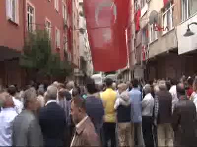Şehit polis Kadir Cihan Karagözlü'nün helallik için cenazesi evinin önüne getirildi