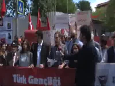 Vezneciler'de terör saldırısında ölenlere karanfilli anma