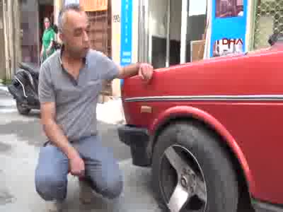 İzmir Alsancak'ta sokak magandası park halindeki araçların lastiklerini kesti