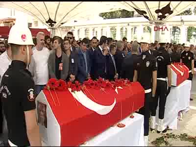Kılıçdaroğlu'nun cami avlusuna girişi sırasında bir grup protesto etti