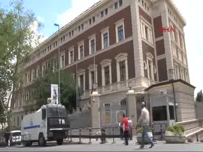 Almanya  ve Hollanda bayraklarını yarıya indirdi