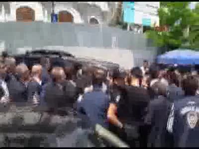 Kılıçdaroğlu'nun camiden ayrılışı sırasında gerginlik