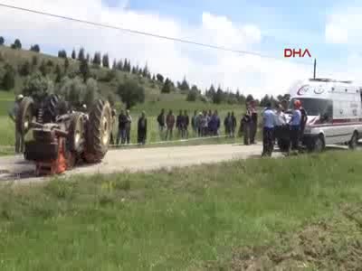 Karaman traktörün altında kalan cenazeyi köylüler çıkardı