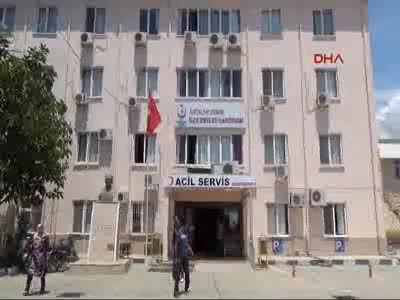 Diyaliz hastası annesini sırtında taşıyor
