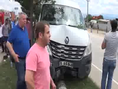 Bursa'da köpeğe çarpmamak için fren yapan minibüse otobüs çarptı: 19 yaralı