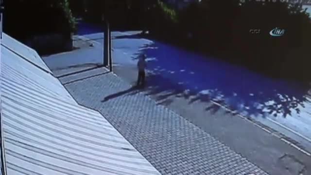 Otomobil motosiklete böyle çarptı