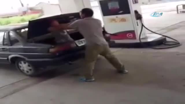 Öldüresiye dövdüğü eşini bagaja kilitledi