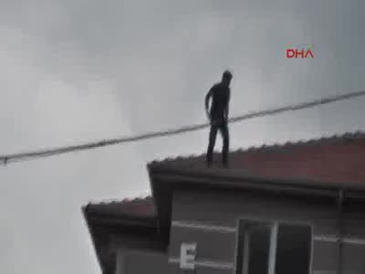 Konya'da 4 katlı binanın çatısını çıkıp intihara kalkıştı