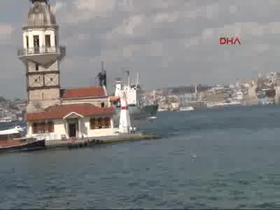 Rus savaş gemisi Türk bayrağıyla geçti