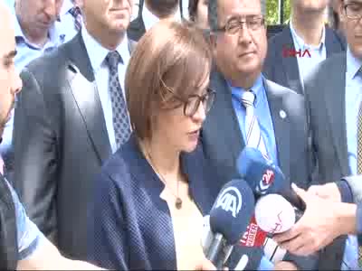 YARSAV üyeleri, HSYK'ya siyah çelenk bıraktı