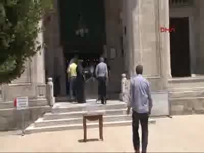 Eski Sağlık Bakanı Müezzinoğlu Vezneciler'de şehitler için dua etti