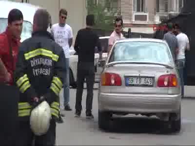 Boşanmak üzere olduğu karısıyla velayette anlaşamayınca üzerine benzin döküp kendini araca kilitledi