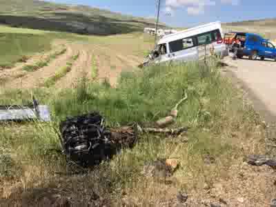 Öğrenci servisi TIR'la çarpıştı: 3 ölü, 7 yaralı