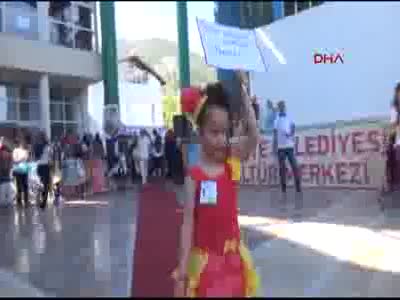 Fethiye'de atıklardan yaptıkları kıyafetlerle podyuma çıktılar