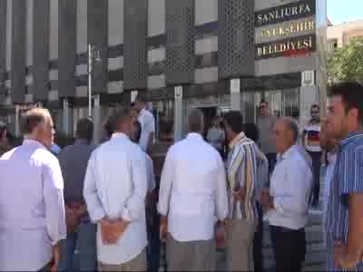 Şanlıurfa'da altyapı hizmeti alamayan mahalleli, belediyeyi protesto etti