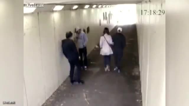 Sevgilisine sataşan iki erkeği yere serdi