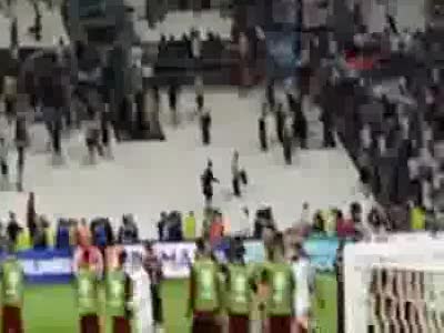 Marsilya karıştı, İngiliz ve Rus taraftarlar birbirlerine girdi