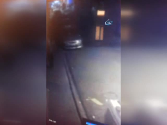 Canını hiçe sayarak yanan aracı kullandı