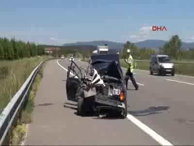 Bolu'da otomobil TIR'a arkadan çarptı: 1'i ağır 4 yaralı