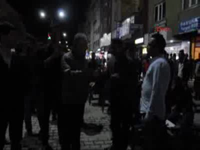 Hakkari Valisi Toprak, iftar sonrası vatandaşlarla sokakta çay içti