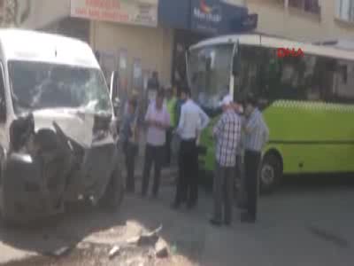 Servis aracı Halk otobüsüne çarptı 21 yaralı