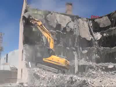 Yüksekova'daki hasarlı okullar yıkılıyor